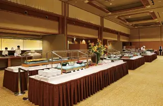 広大な会場「森羅」に並ぶ、和洋折衷の多彩なメニュー。旬に合わせ更新される品々は、三世代誰もが自分だけの一番に出会える楽しさに満ちています。