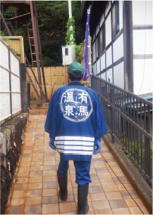 法被で街を歩き、有馬の魅力を紹介