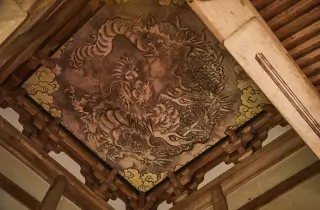 仏殿の鏡天井に描かれた龍図は、画僧・古澗上人の筆と伝わります。頭上から迫る荘厳な姿は、見る者を圧倒します。