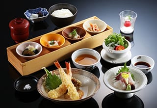 【日帰り】おなじみ料理和楽｜ラウンジドリンク券付き天婦羅ランチ