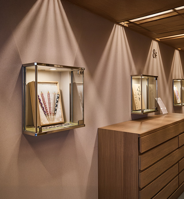 エレベーターホールを飾る人形筆